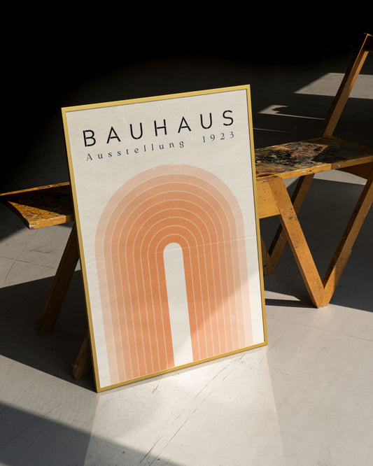 Bauhaus Poster "Great and Many of Them" – Minimalistisch Design met Perzikkleurige Boog